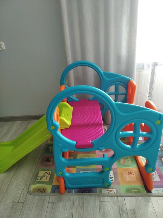 placyk zabaw ze zjeżdżalnią