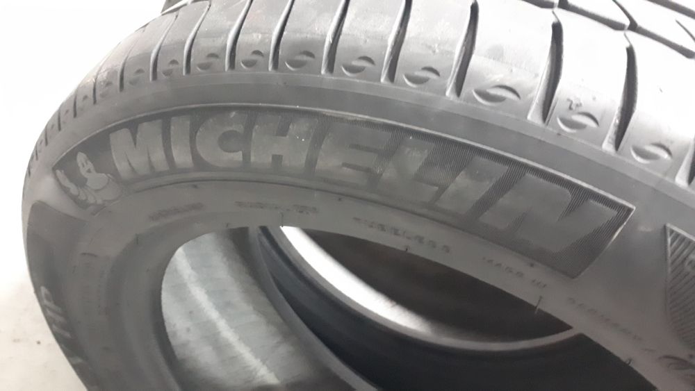 Dois pneus semi-novos 215/55 16 97W Michelin Primacy HP