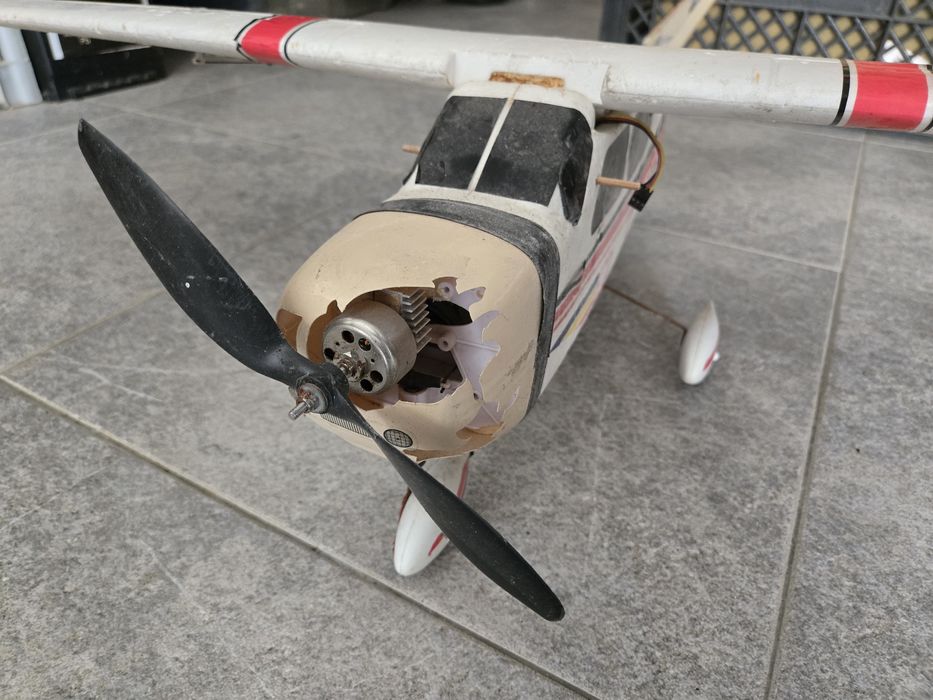 Avião rc danificado