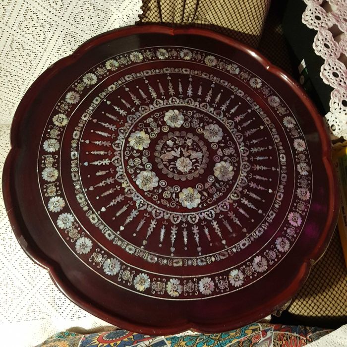 Skladany owalny st z masą perłową na nóżkach jak w Japonii.