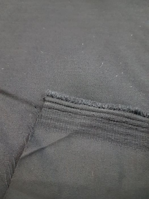 Tkanina czarna grubsza lejąca szer.140 cm.