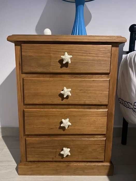 Mesa de cabeceira em madeira maciça com 4 gavetas