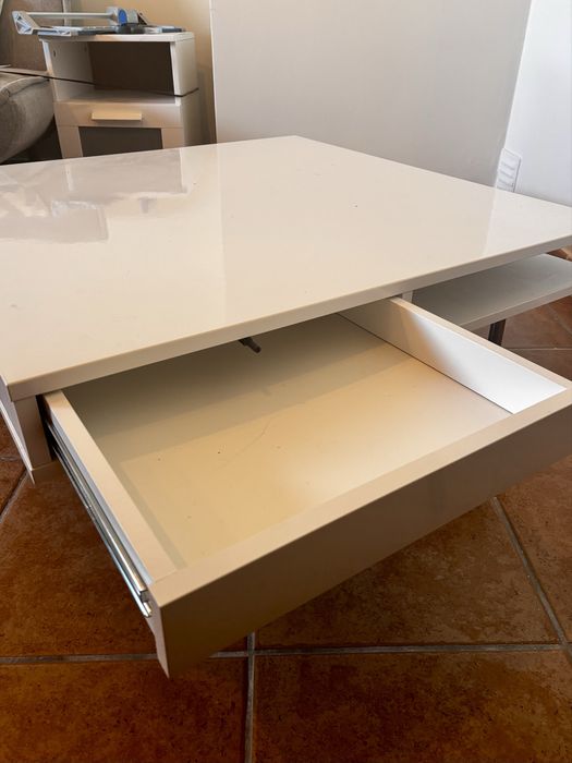 Mesa com gavetas para sala