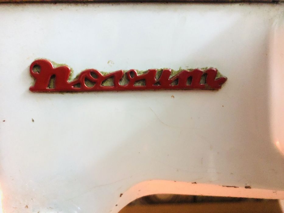 Maquina de costura Novum com adaptador eletrico