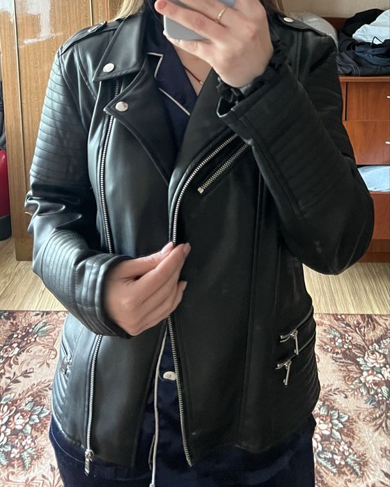 Коженка черная, в хорошем состоянии.