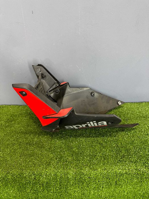 Aprilia Tuono 660 плуг нижній пластик