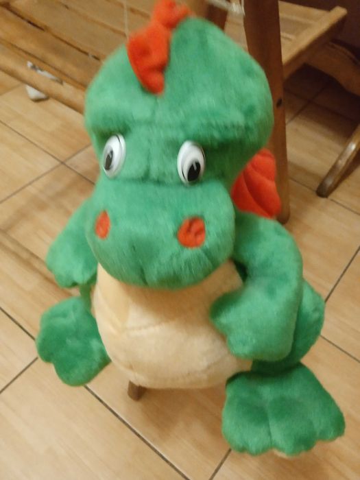 Дракон іграшка в нормальному стані,середнього розміру