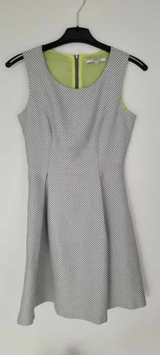 Sprzedam szarą sukienkę rozmiar 36 reserved