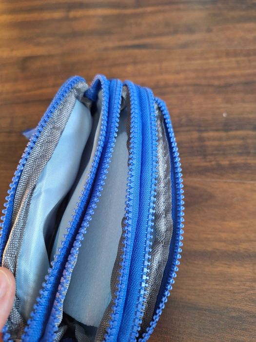 Mała niebieska kosmetyczka nowa