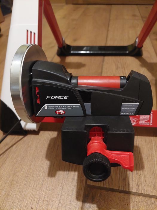 Trenażer rowerowy Elite Force.
