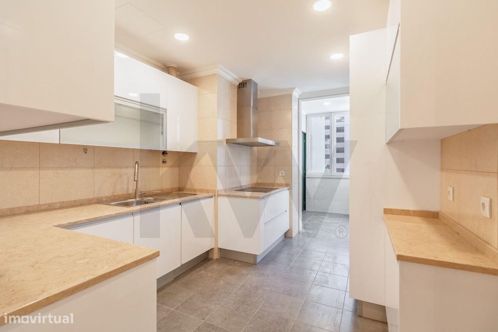Apartamento T4 com Garagem na Avenida Defensores de Chaves
