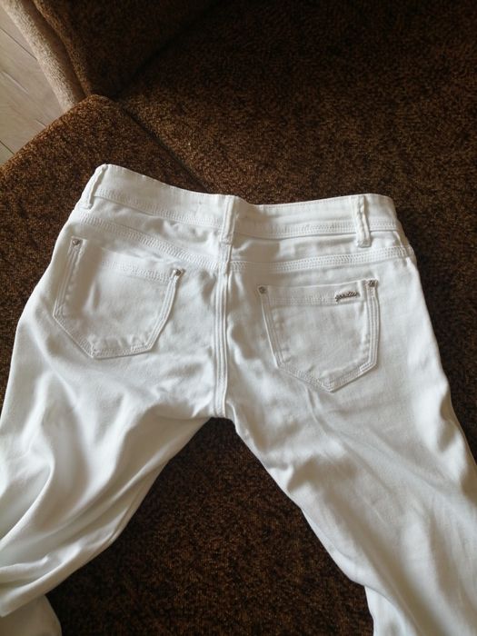 Białe spodnie biodrówki