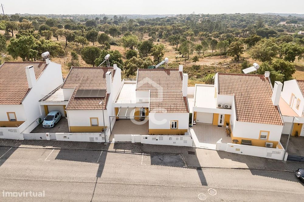 Moradia T3 c/ Quintal, Terraço e Garagem no Loteamento Quinta das Sesm