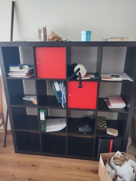 Móvel estante ikea preta  com 2 portas vermelhas