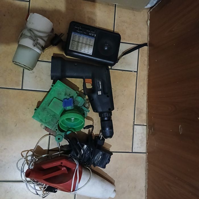 stare urządzenia elektryczne i kable