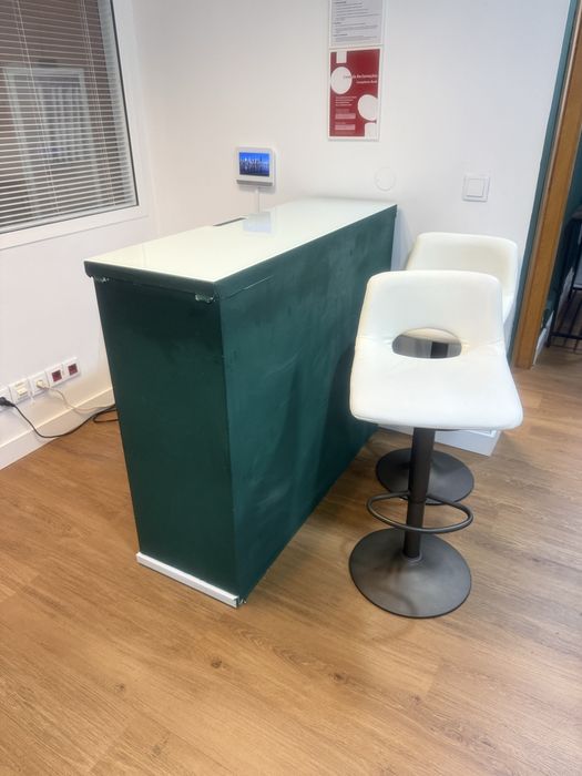 Balcão para clinica com tampo de vidro