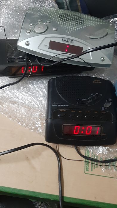 Relógio despertador e rádio