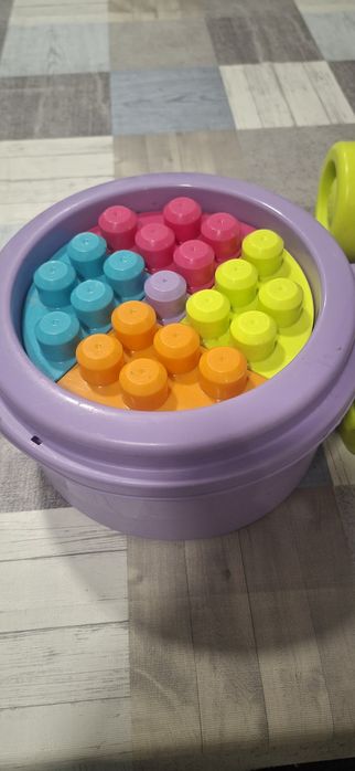 Elegante com rodas e caixa de legos Duplo