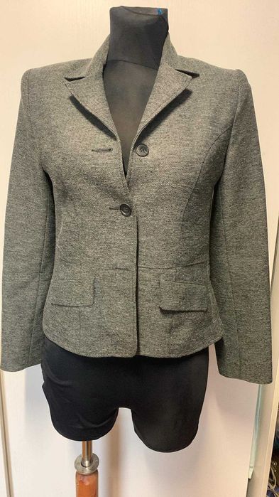 Szary żakiet w drobną jodełkę