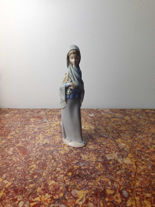 Figurka porcelana Lladro 4650 "Dziewczyna z liliami" 24 cm Hiszpania