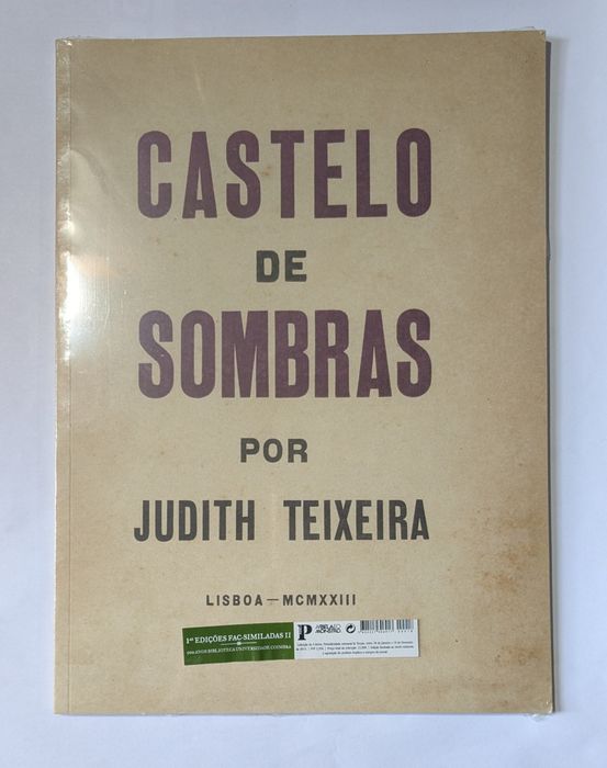 Livros em inglês e português .