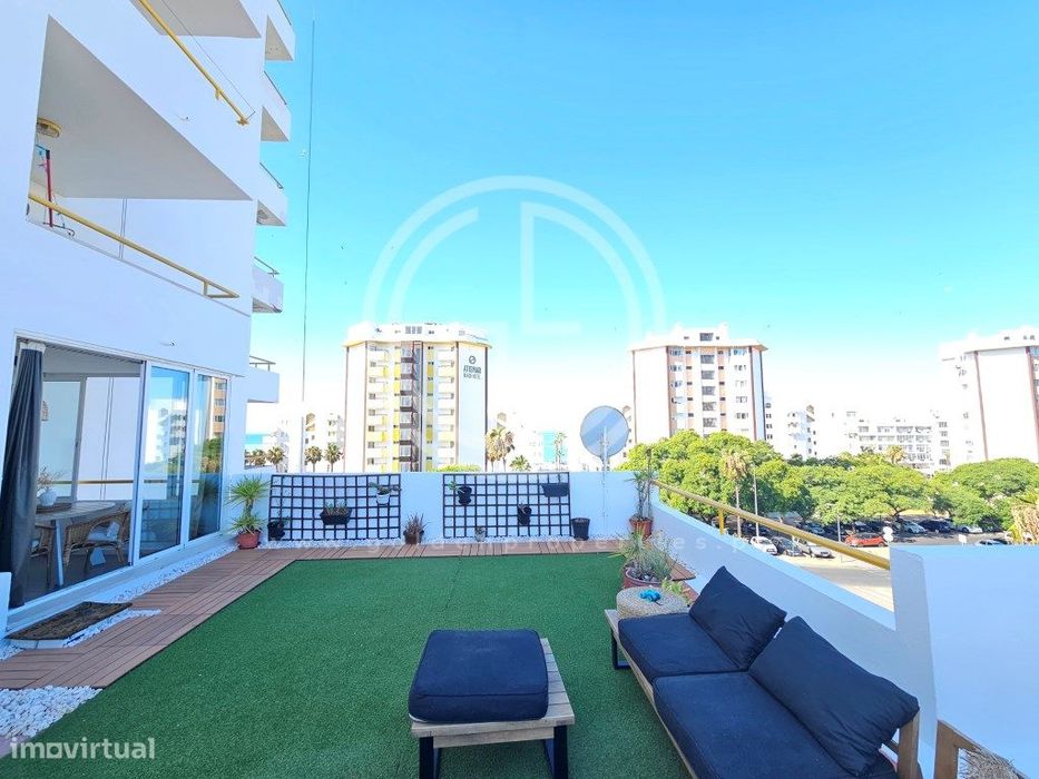 Apartamento T2 em Quarteira, com espaçoso terraço, e perto da praia — Quarteira, Faro