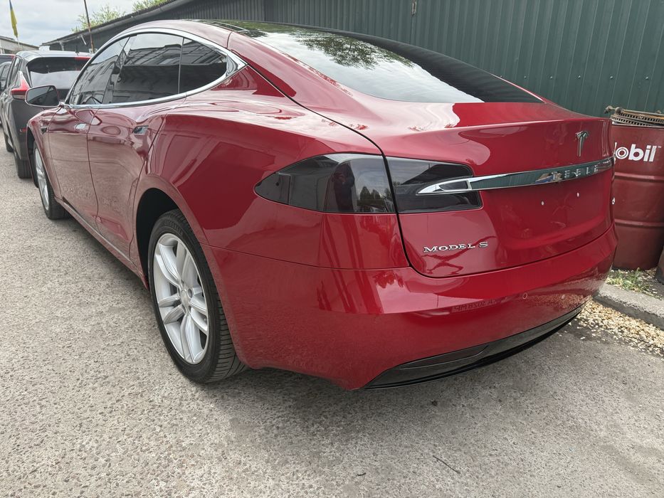 Тесла модел S 100D