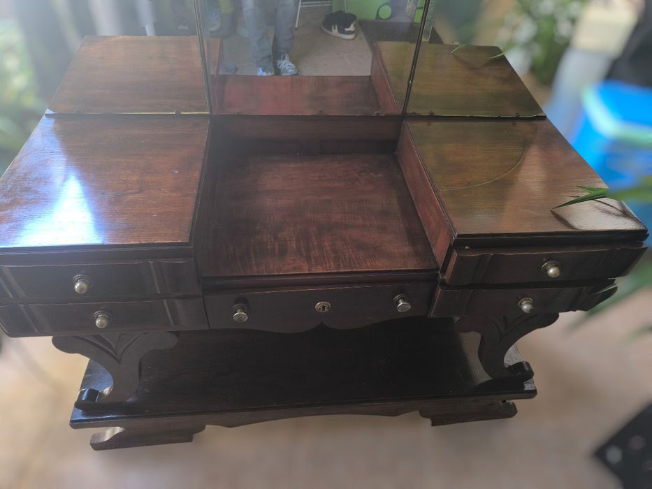 Penteadeira Antiga com Espelho Tripartido – Madeira Maciça
Vendo li