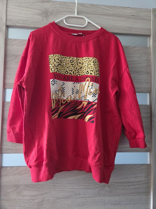 Czerwona bluza z nadrukiem