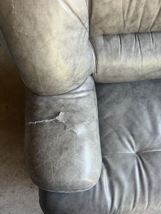 2 sofas em pele cinzenta