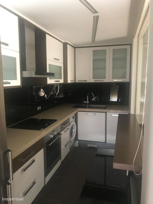 Apartamento T1 com varanda, garagem e ar condicionado