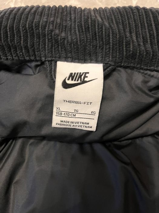 Чорна куртка Nike