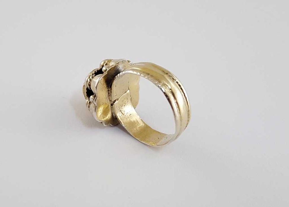 Srebrny pierścień z ozdobą stroju szlacheckiego z XVII wieku