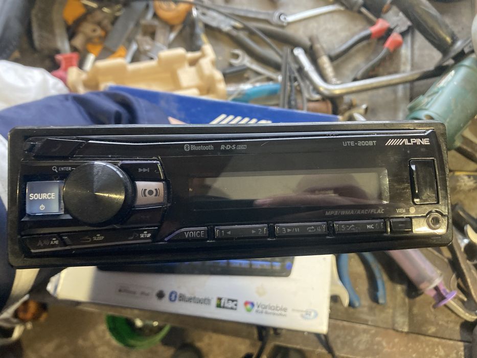 Продам оригінальну магнітолу Alpine UTE-200BT