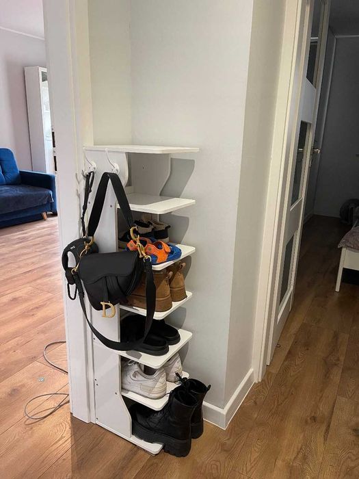 wąska biała szafka na buty 6 poziomów z bocznymi hakami