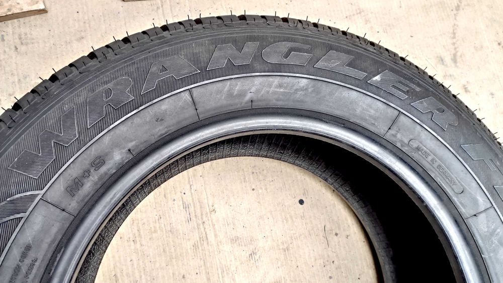 Шини 235/65R17. Goodyear. Всесезонні. Німеччина