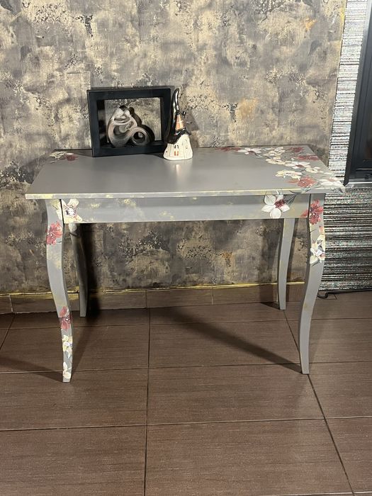 Stolik, biurko lub toaletka