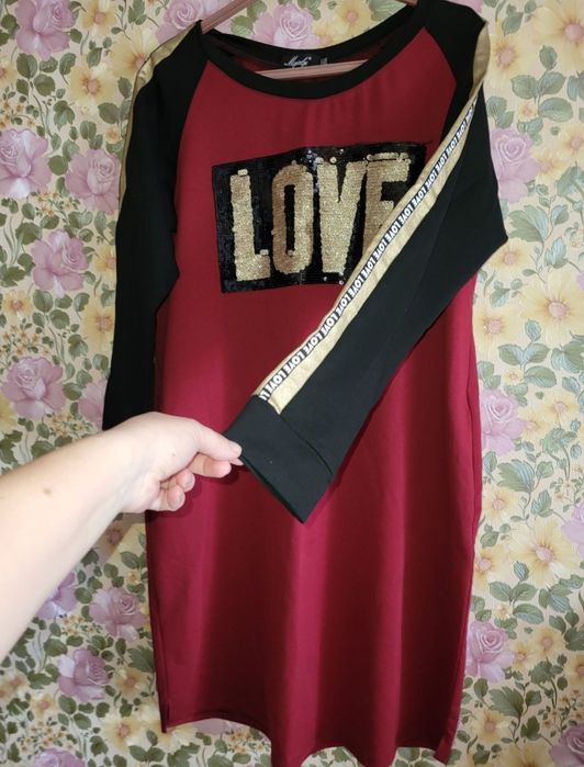 Платье.Очень красивое спортивное.с лампасами .спереди пайетка XL