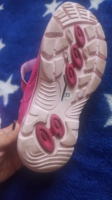 Кросівки на дівчинку.