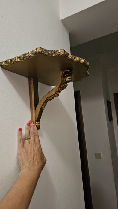 Peanha muito antiga ou prateleira de parede.