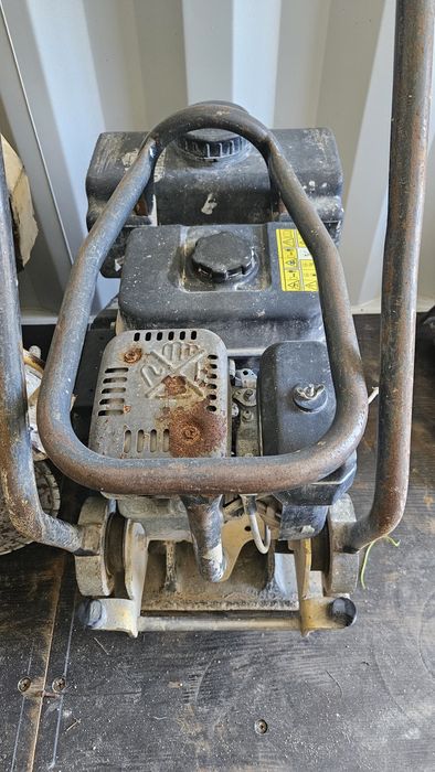 Placa Compactadora / Vibratória Bomag com motor Robin