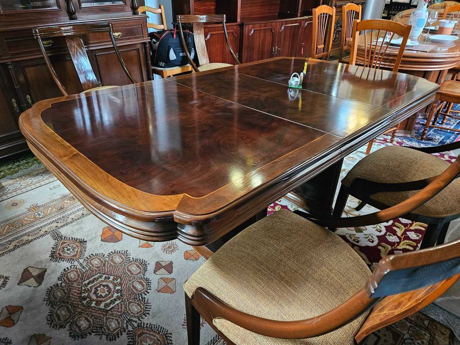 Mesa de sala - extensível - Algumas manchas no tampo - Só a mesa as cadeiras são à parte