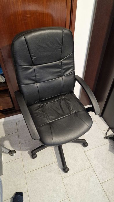 Cadeira de secretaria quase nova preta