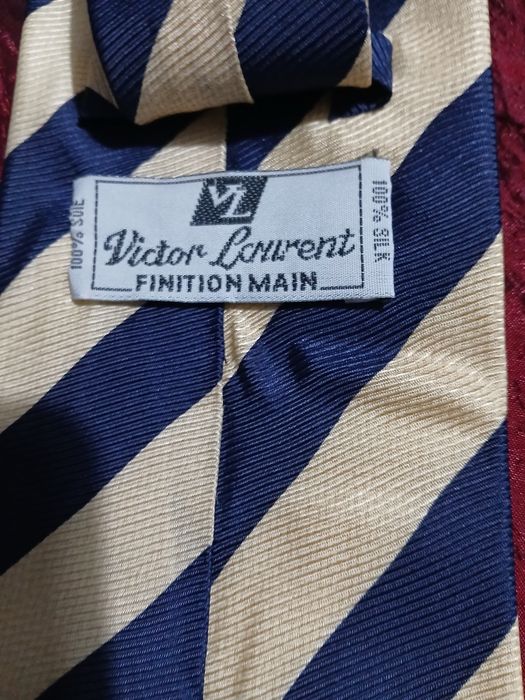 Gravatas de várias cores