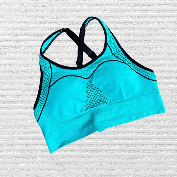 Спортивні топи різних фасонів