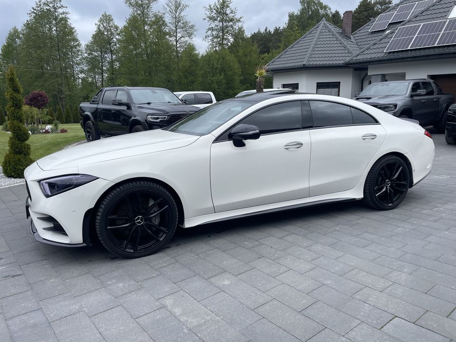 Mercedes-Benz G 55 AMG ブラックとCLS ホワイトのセット Mercedes-Benz G 55 AMG ブラックとCLS ホワイトのセット