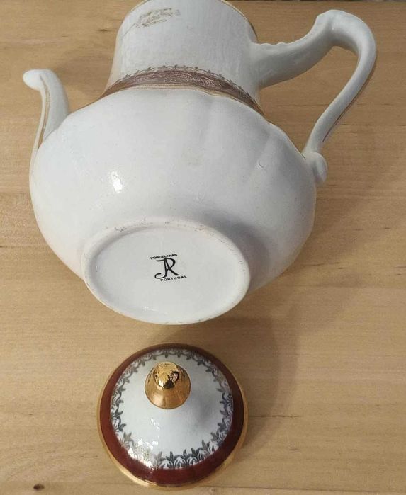 Bule com prato em porcelana.