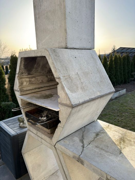 Grill ogrodowy betonowy geometryczny.