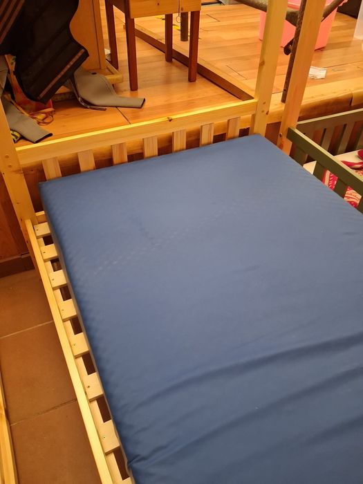 Cama de solteiro em madeira