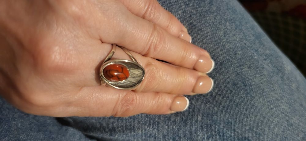 Srebrny pierścionek z koralem łódeczka